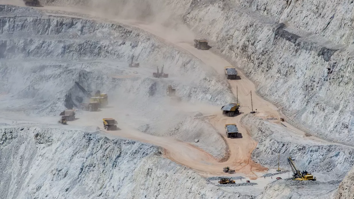 Zdjęcie z lotu ptaka na samochody ciężarowe w kopalni