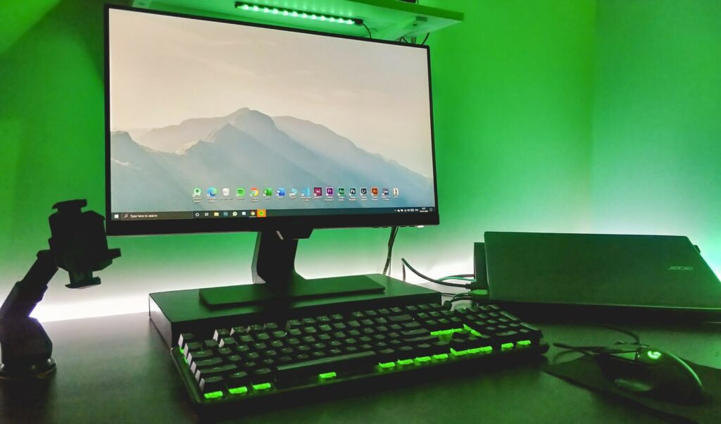 Na zdjęciu monitor komputera i klawiatura
